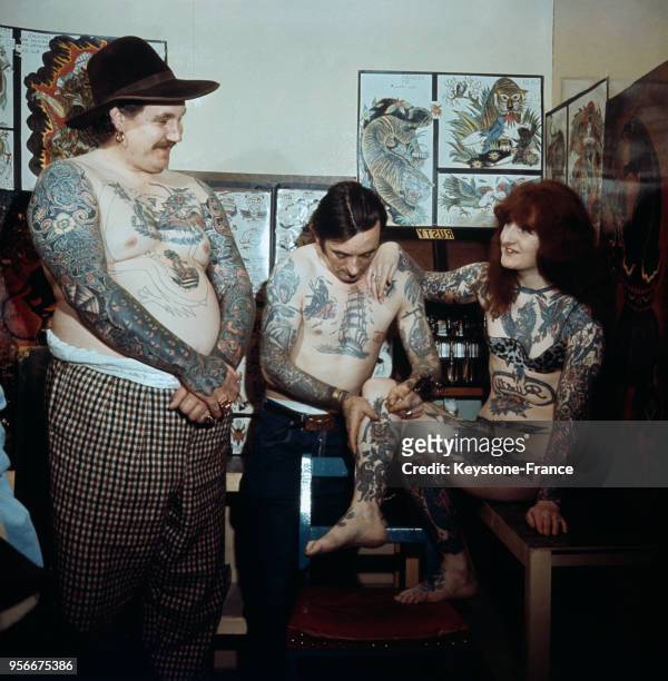 Janet Field, une jeune femme qui prétend être la femme la plus tatouée du monde, obtient un tatouage supplémentaire de Bill Skuse, fils du célèbre...