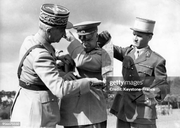 Le général Catroux décorant le maréchal Joukov de la Grand-Croix de la Légion d'honneur.