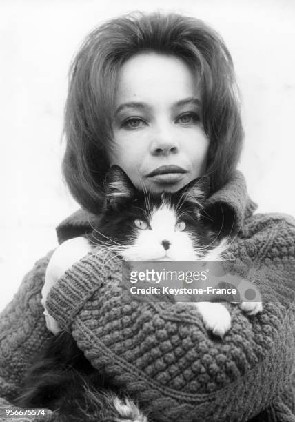 Portrait de Leslie Caron avec son chat.