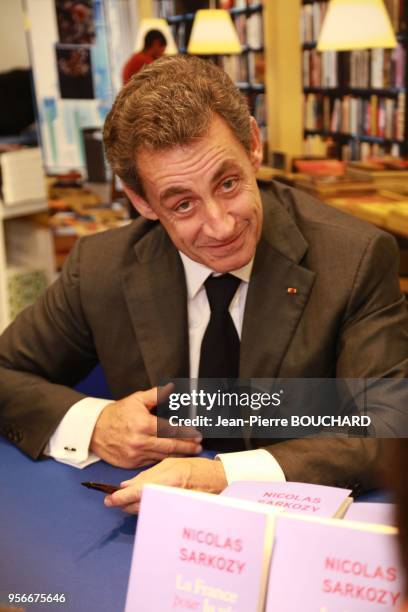 Ancien président de la République Nicolas Sarkozy lors de la dédicace de son livre 'La France pour la vie' à la librairie Mollat le 9 février 2016 à...