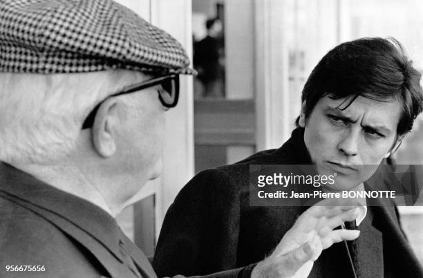 Jean Gabin et Alain Delon sur le plateau du film Le Clan des Siciliens realise par Henri Verneuil en 1969 en France.