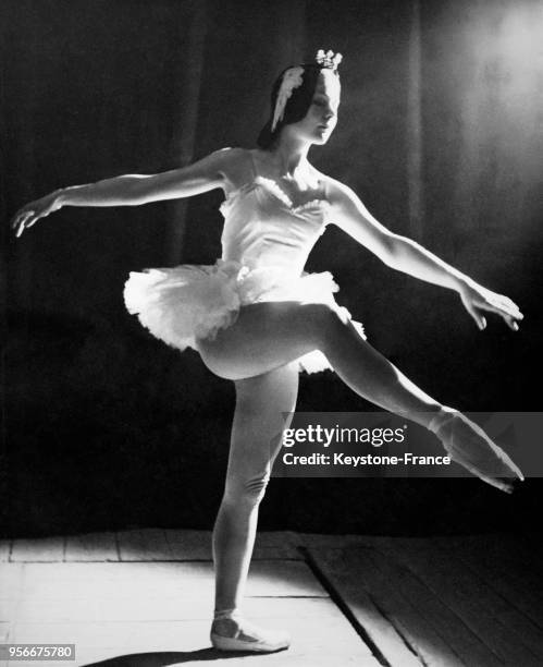 La ballerine Irène Storik en tutu et chaussons de danse répète son numéro.