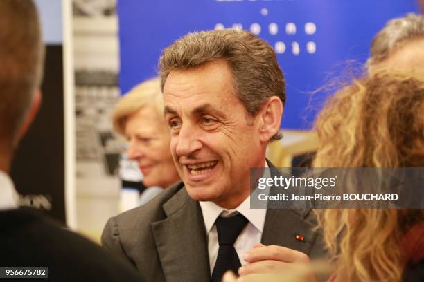 Ancien président de la République Nicolas Sarkozy lors de la dédicace de son livre 'La France pour la vie' à la librairie Mollat le 9 février 2016 à...