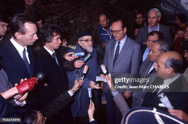 Abbé Pierre, Jacques Chirac et Daniel Guichard interrogés par des journaliste lors du ?Noël de l'Abbé Pierre?, en décembre 1994, France.