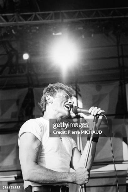 Le chanteur français Jonnhy Haliday sur scène lors de la ?Fête de l'Humanité?, en 1985, France.