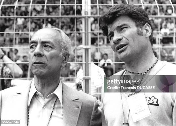 Le journaliste sportif Félix Lévitan et l'ancien coureur cycliste Raymond Poulidor pendant le ?Tour de France? de 1980.