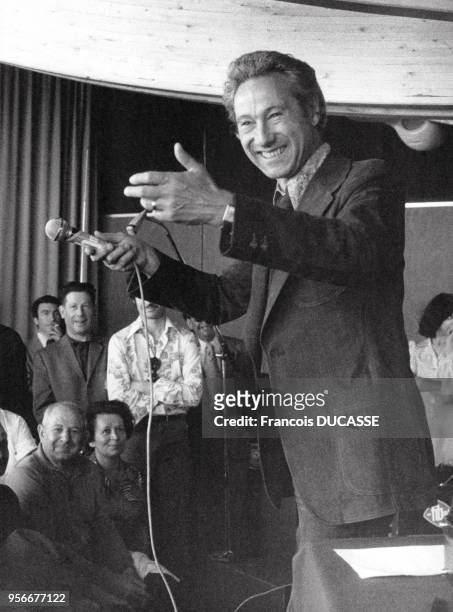 Le présentateur français Lucien Jeunesse sur le plateau du jeu télévisé ?Le Jeu des Mille Francs?, en 1977, France.