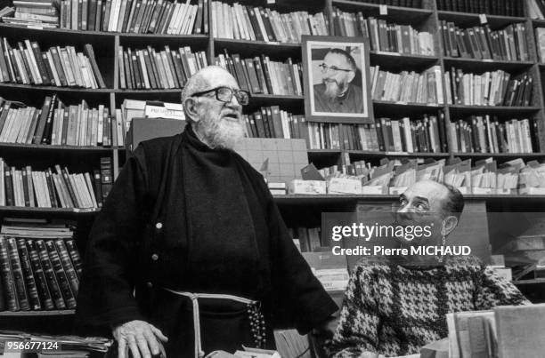 Abbé Pierre dans son bureau, en 1992, France.