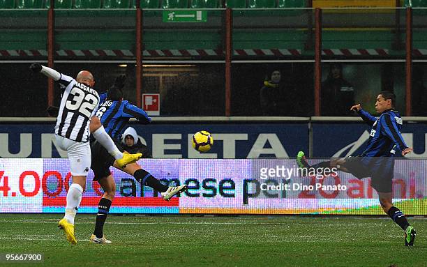 Massimo Maccarone of Siena scores his team's first goal during the Serie A match between Inter Milan and Siena at Stadio Giuseppe Meazza on January...