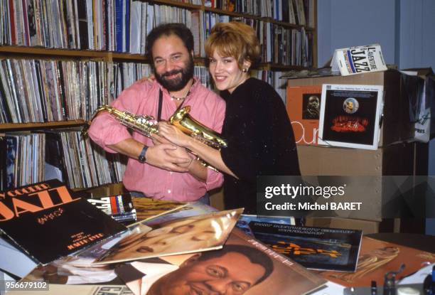 Julien Delli Fiori et Clémentine Célarié, dans un studio de France Inter, en novembre 1985.