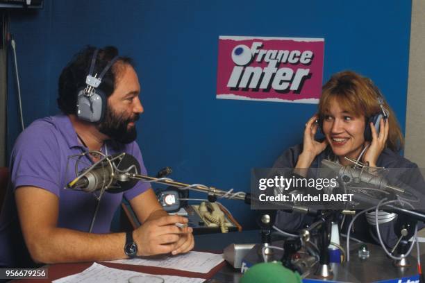 Julien Delli Fiori et Clementine Celarie pendant l'emission de radio 'Certains l'aiment jazz' sur France-Inter, circa1980, en France.
