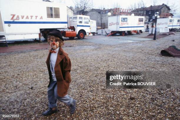 Le clown Franck Zavatta dans le campement du cirque Achille Zavatta, en France, en 1981.
