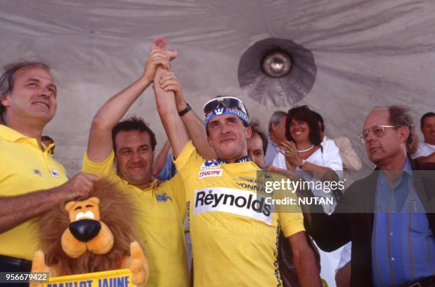 Le cycliste espagnol Pedro Delgado recevant le maillot jaune pendant le Tour de France de 1988.