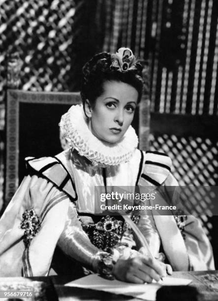 Danielle Darrieux interpretant la Reine d'Espagne dans l'adaptation au cinema de 'Ruy Blas' par Jean Cocteau, en France, en 1948.