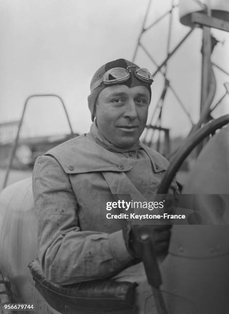 Le pilote automobile français Pierre Veyron au volant de sa voiture en 1935.