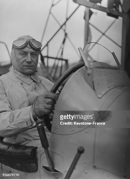 Le pilote automobile fraçais Louis Villeneuve au volant de sa voiture en 1935.