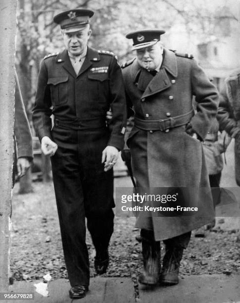 Le général Eisenhower et Sir Winston Churchill en visite en France pendant la Seconde guerre mondiale, circa 1940.