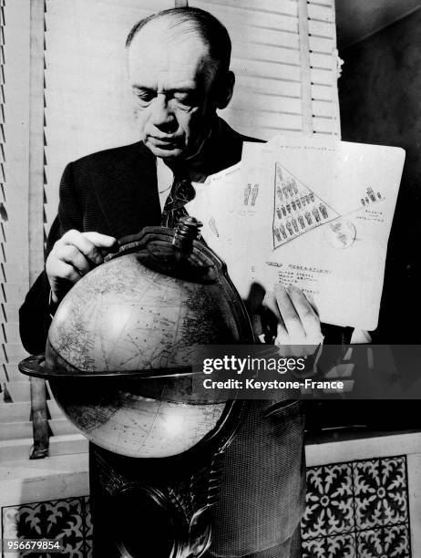 Ely Culbertson photographié expliquant les effets de la bombe atomique en divers point du globe, en 1946.