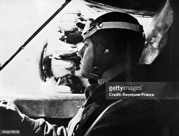 Le comte Ciano, gendre de Mussolini, à son poste de pilotage sur le front nord de l'Ethiopie, en 1935.