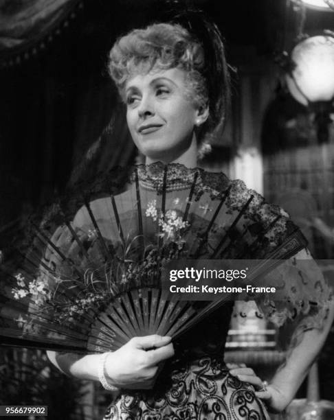 Danielle Darrieux dans le film 'La Maison Bonnadieu' de Carlo Rim, en France, en 1951.