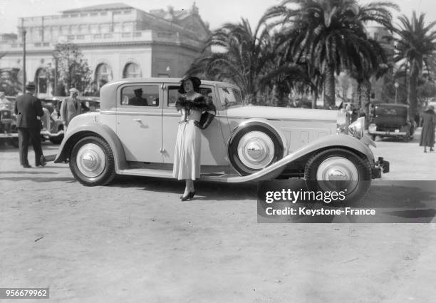 Madame Stavisky, la femme du célèbre escroc, photographiée lors d'un concours d'élégance automobile à Cannes, France en 1934.