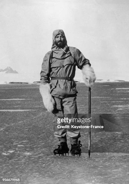 Explorateur australien Phillip Law portant les vêtements spécialement conçus pour son expédition en Antarctique, en avril 1954.