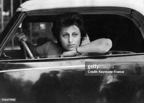 Anna Magnani au volant d'une voiture circa 1950.