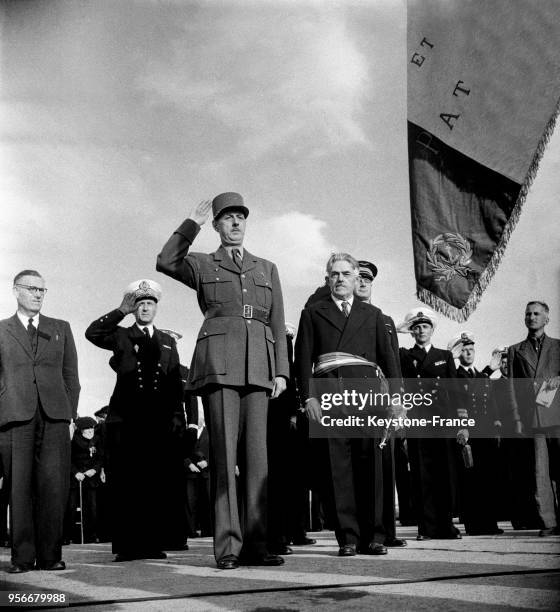 Le général de Gaulle salue le drapeau à son arrivée sur l'Ile de Sein, France en septembre 1946.
