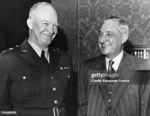 Portrait du général Eisenhower et du Premier ministre portugais Salazar en janvier 1951.
