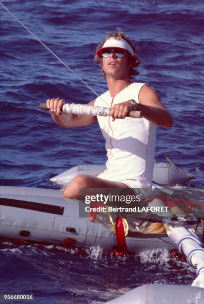 En août 1980, Arnaud de Rosnay prépare son défi de relier les îles Marquises à Tahiti. Il teste son Parafoil, un cerf-volant qui lui permettra d'être...