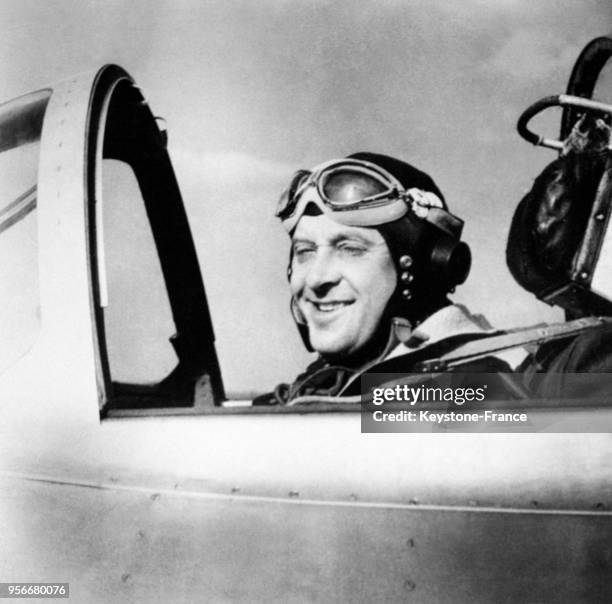 Le colonel Rozanoff à bord du prototype de Dassault, l'avion de chasse 'Mystère', en France circa 1940.