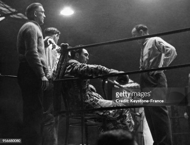 Le boxeur Max Schmeling entouré de son équipe sur le ring pendant une pause lors d'un match de boxe, circa 1930.