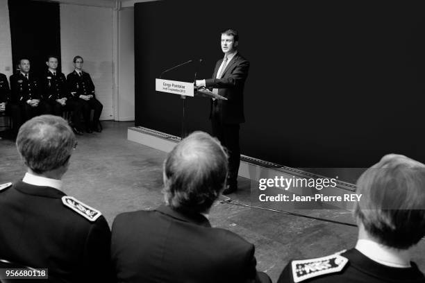 Le Ministre de l'Intérieur Manuel Valls rencontre des effectifs de police Cergy le 5 septembre 2013.