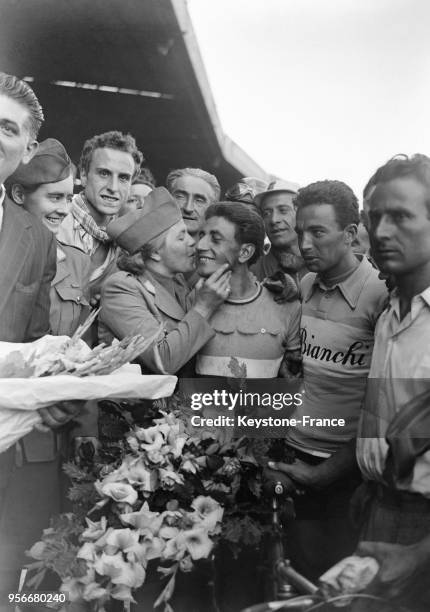 Le cycliste italien Adolfo Leoni est embrassé par son infirmière, circa 1940.