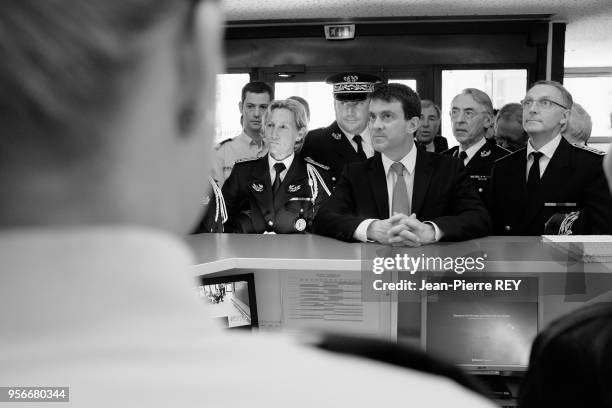 Le Ministre de l'Intérieur Manuel Valls rencontre des effectifs de police Cergy le 5 septembre 2013.