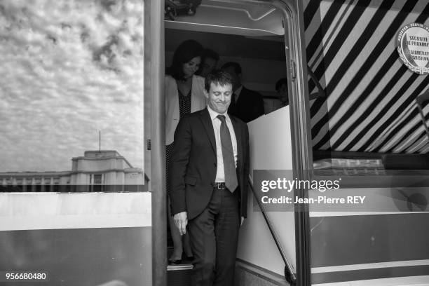 Manuel Valls descend d'un bus pour présenter le plan d'action de la sécurité des touristes Paris le 2 aout 2013.