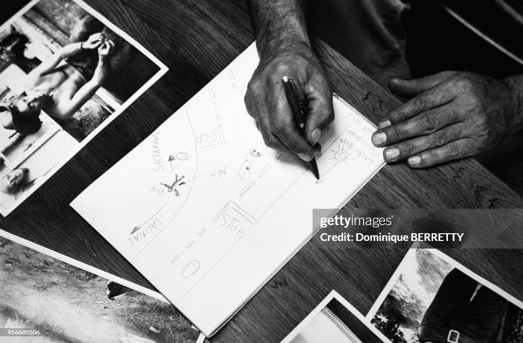 Rolf Wütherich dessinant un plan de l'accident de James Dean