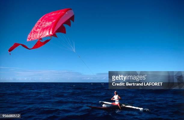 En août 1980, Arnaud de Rosnay prépare son défi de relier les îles Marquises à Tahiti. Il teste son Parafoil, un cerf-volant qui lui permettra d'être...