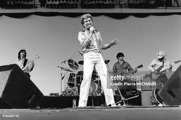 Le chanteur français Eddy Mitchell sur scène, en 1983.