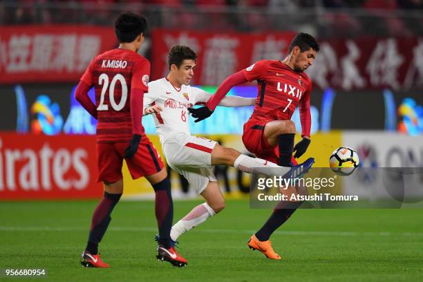 Oscar of Shanghai SIPG controls the ball under pressure of Pedro Junior and Kento Misao of Kashima Antlers during the AFC Champions League Round of...
