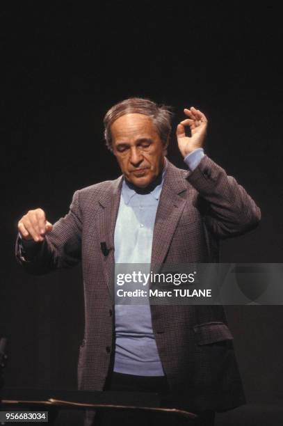Le compositeur français Pierre Boulez dirigeant un orchestre, en février 1988.