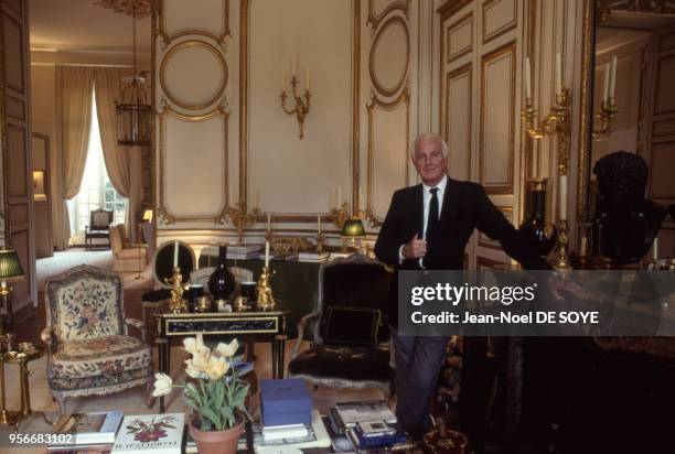 Portrait du couturier français Hubert de Givenchy, en 1993.
