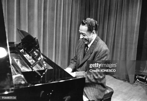 Le musicien de jazz américain Duke Ellington jouant du piano, en 1960.