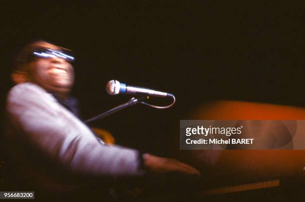 Le chanteur américain Ray Charles sur scène, en octobre 1978.