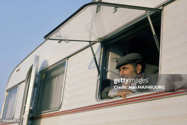 Le clown Achille Zavatta à la fenêtre d'une des caravanes de son cirque en 1970.