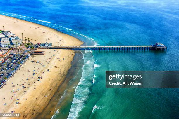 newport beach pier antenne - newport beach stock-fotos und bilder