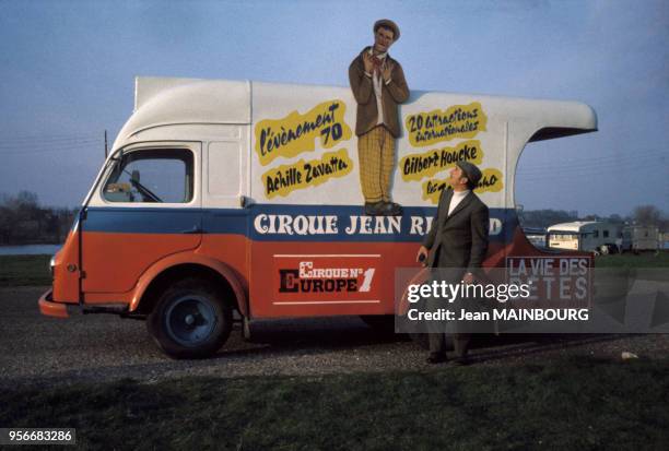 Le clown Achille Zavatta devant une des camionnettes du cirque en 1970.
