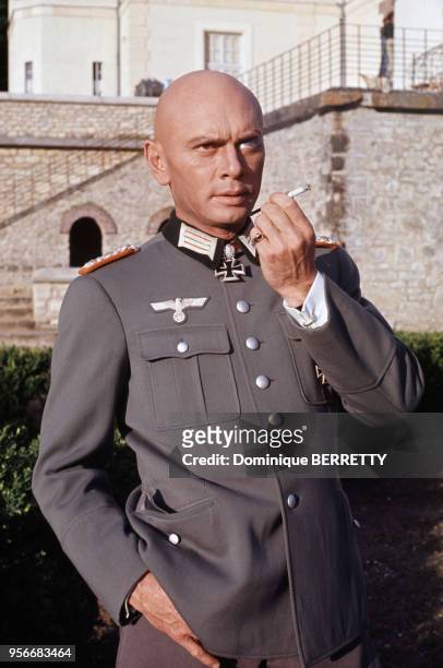 Acteur américain Yul Brynner en uniforme d'officier nazi pendant le tournage du film ?Triple Cross? , en juin 1966.
