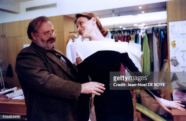 Le couturier italien Gianfranco Ferré lors d'une séance d'essayage dans son atelier, en 1995.