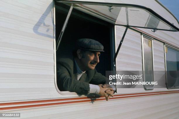 Le clown Achille Zavatta à la fenêtre d'une des caravanes de son cirque en 1970.
